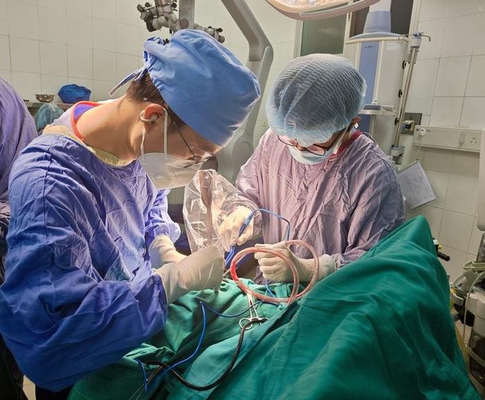 Bác sĩ phẫu thuật lấy con dao cắm vào đầu bệnh nhi