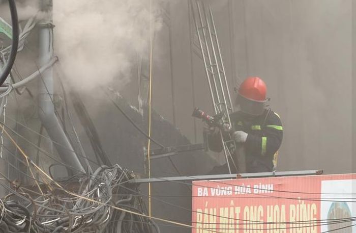 Gần 10 xe chữa cháy cùng nhiều cán bộ, chiến sĩ được điều động tới hiện trường để dập lửa. Ảnh: Đ.H.