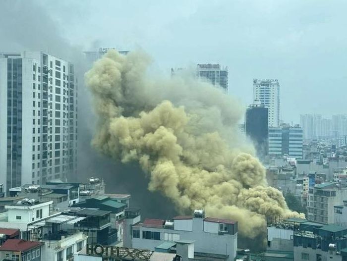 Cột khói cao hàng chục mét. Ảnh: Hoàng Lam