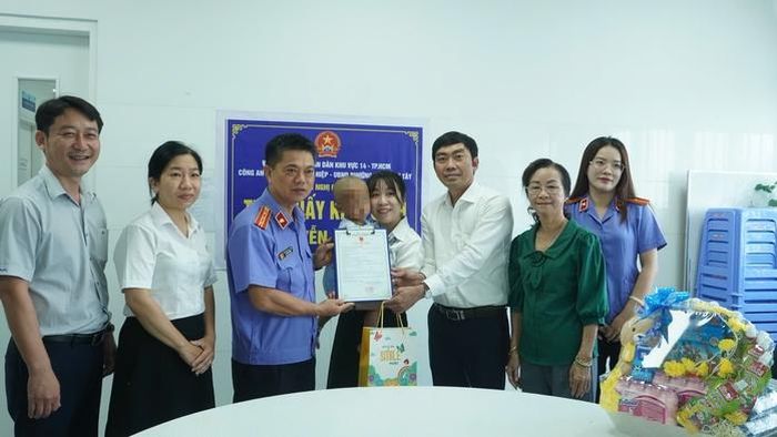 Đại diện Bệnh viện Nhi đồng 1 cùng đoàn công tác liên ngành tại buổi trao giấy khai sinh cho bệnh nhi 2 tuổi bị bạo hành