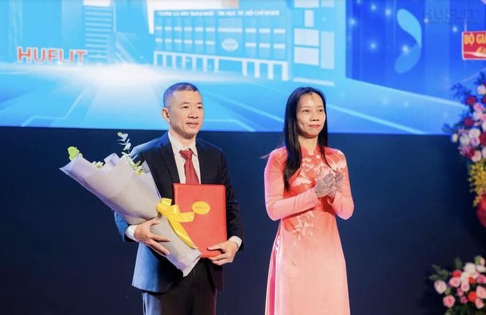 PGS TS Trần Mạnh Hà (trái) nhận quyết định bổ nhiệm Hiệu trưởng Trường ĐH Ngoại ngữ - Tin học TPHCM
