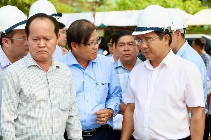 Chủ tịch UBND TPHCM Nguyễn Văn Được kiểm tra tiến độ đường Vành đai 2 TPHCM, yêu cầu đẩy nhanh tiến độ giải phóng mặt bằng. Ảnh: Ngọc Quý