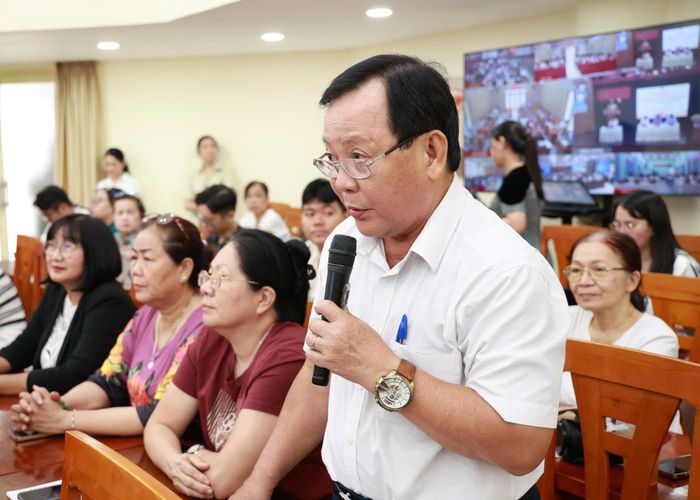 Cử tri nêu ý kiến tại buổi tiếp xúc