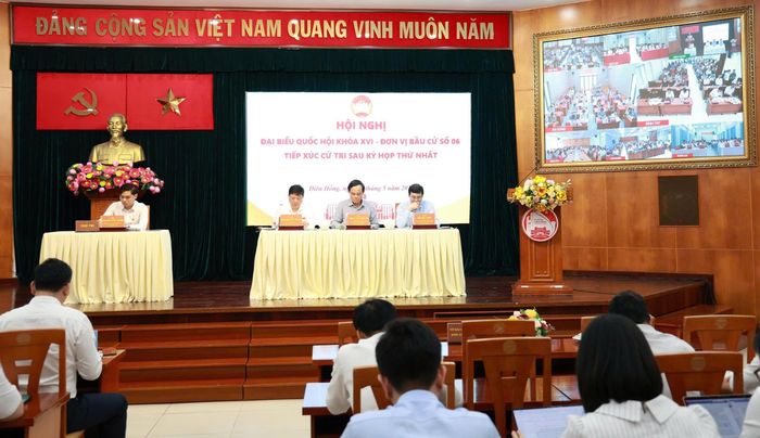Quang cảnh buổi tiếp xúc cử tri chiều 11-5