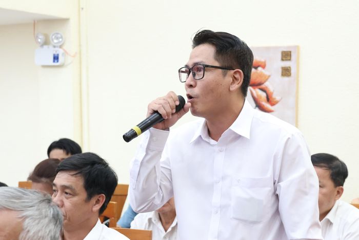 Cử tri nêu ý kiến tại buổi tiếp xúc