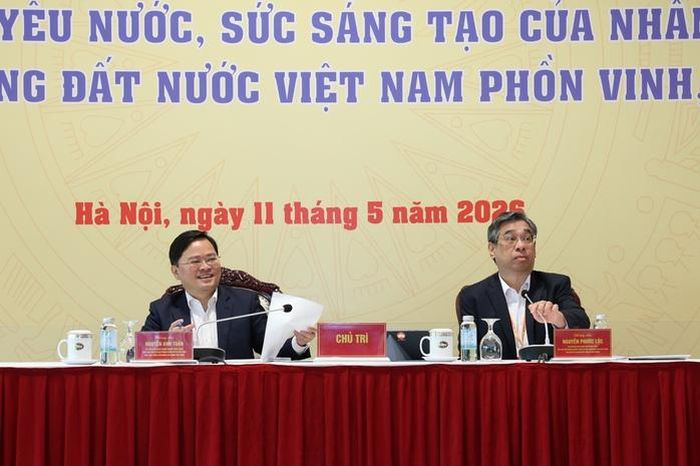 Ông Nguyễn Phước Lộc (bên phải) và ông Nguyễn Anh Tuấn điều hành thảo luận
