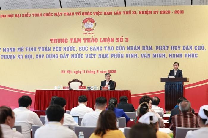 Ông Nguyễn Phước Lộc, Ủy viên Trung ương Đảng, Phó Bí thư Thành ủy, Chủ tịch Ủy ban MTTQ Việt Nam TPHCM, và ông Nguyễn Anh Tuấn, Ủy viên Ban Chấp hành Trung ương Đảng, Phó Chủ tịch Ủy ban Trung ương MTTQ Việt Nam khóa X, Chủ tịch Tổng LĐLĐ Việt Nam, chủ trì thảo luận tại Trung tâm thảo luận số 3