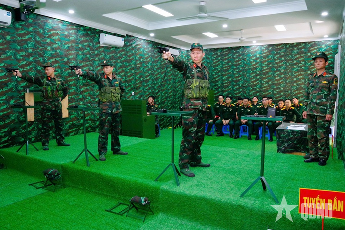  Học viên nhà trường huấn luyện bắn súng tại trường bắn ảo.