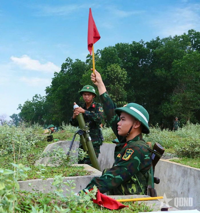  Học viên lớp đào tạo Khẩu đội trưởng Cối 82 huấn luyện hiệp đồng chiến đấu trên thao trường.