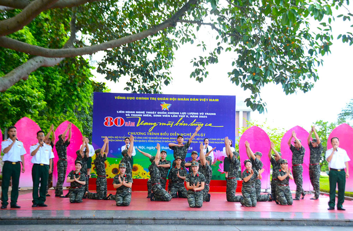 Các lực lượng tham gia Liên hoan nghệ thuật quần chúng lực lượng vũ trang và thanh niên, sinh viên lần thứ X, năm 2024 công diễn các tiết mục phục vụ công chúng. 