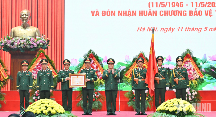  Thừa ủy quyền của Chủ tịch nước, Đại tướng Nguyễn Trọng Nghĩa trao Huân chương Bảo vệ Tổ quốc hạng Nhất tặng Cục Tuyên huấn. 