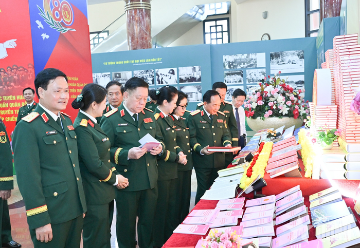  Các đại biểu tham quan trưng bày mô hình, sản phẩm chào mừng Ngày truyền thống Cục Tuyên huấn và ngành Tuyên huấn Quân đội.