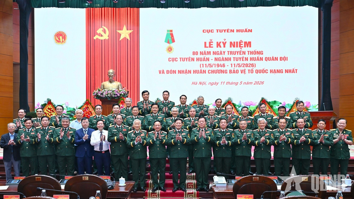 Các đại biểu dự lễ kỷ niệm chụp ảnh chung. 