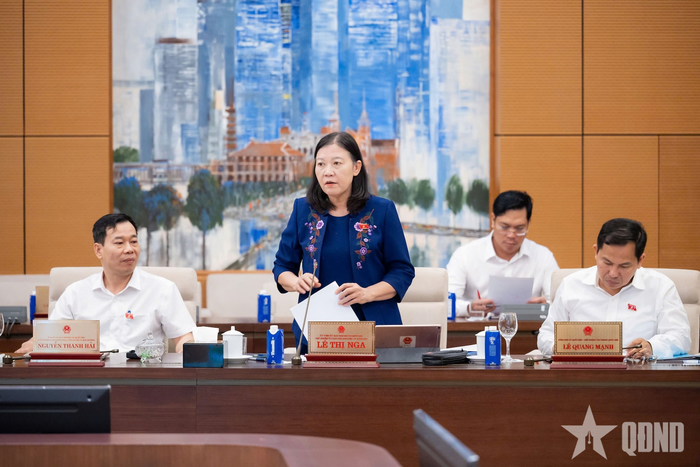  Chủ nhiệm Ủy ban Dân nguyện và Giám sát của Quốc hội Lê Thị Nga báo cáo tại phiên họp.