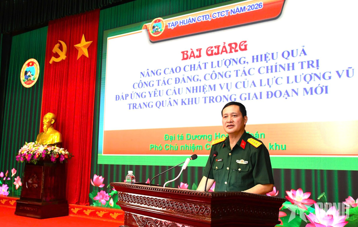  Đại tá Dương Hoàng Toán, Phó chủ nhiệm Chính trị Quân khu 5 lên lớp chuyên đề đầu tiên: Nâng cao chất lượng, hiệu quả CTĐ, CTCT đáp ứng yêu cầu nhiệm vụ của LLVT Quân khu trong giai đoạn mới. 