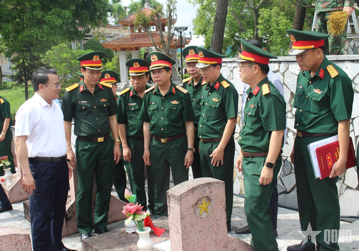Các đại biểu khảo sát các phần mộ liệt sĩ chuẩn bị lấy mẫu.