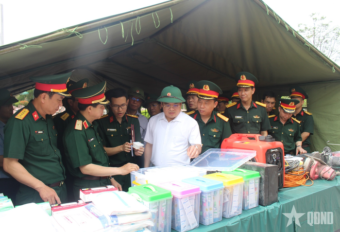 Kiểm tra, nắm tình hình lực lượng tham gia và công tác chuẩn bị lấy mẫu hài cốt liệt sĩ.