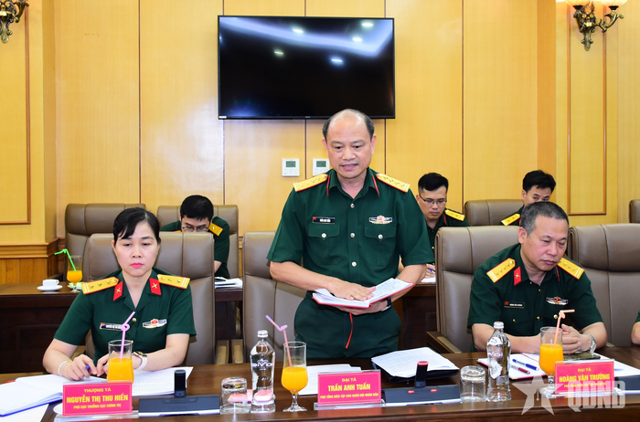 Đại tá Trần Anh Tuấn, Phó tổng biên tập Báo Quân đội nhân dân phát biểu tại hội nghị. 
