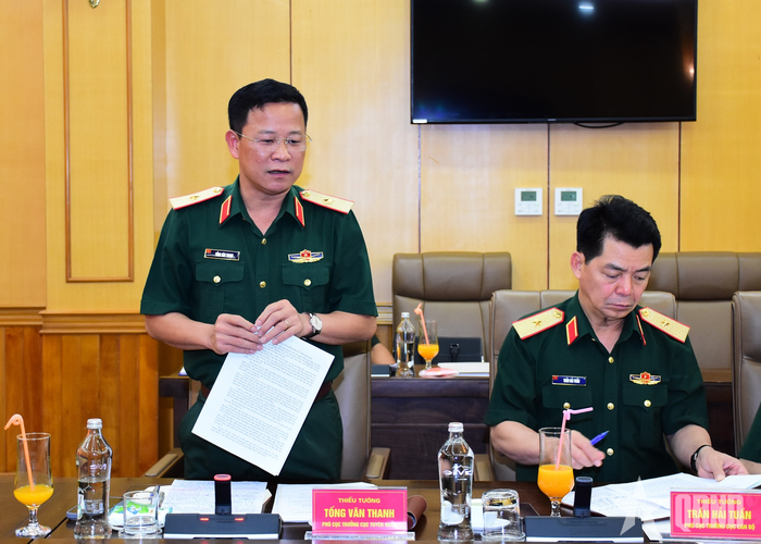 Thiếu tướng Tống Văn Thanh, Phó cục trưởng Cục Tuyên huấn phát biểu tại hội nghị. 