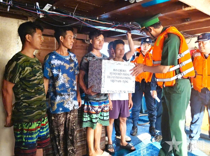 Đại tá Nguyễn Đức Hạnh, Phó chỉ huy trưởng, Tham mưu trưởng BĐBP TP Hải Phòng trao quà tặng ngư dân Trung Quốc tại buổi bàn giao. 
