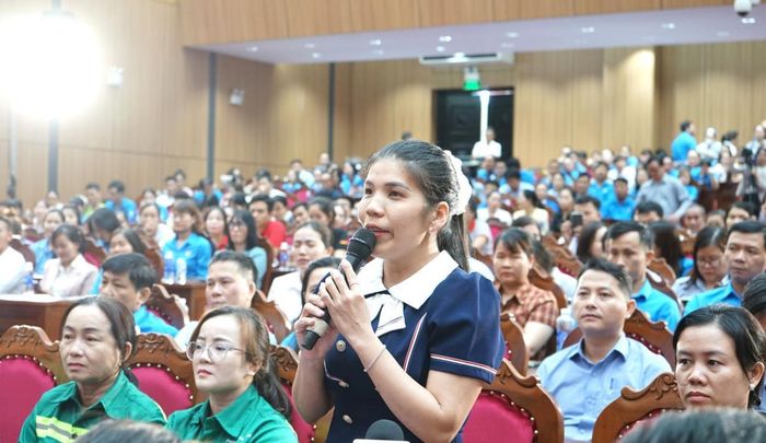 Đoàn viên, người lao động nêu kiến nghị với lãnh đạo thành phố Đà Nẵng.
