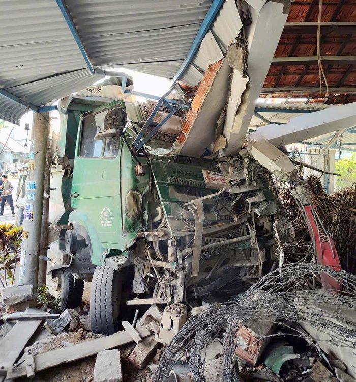 Xe tải tránh người lao vào nhà dân.