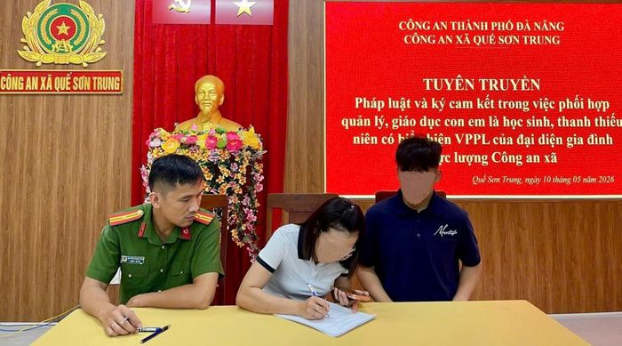 Phụ huynh và thanh thiếu niên ký cam kết.