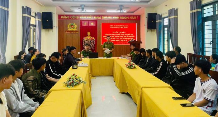 Công an xã Quế Sơn Trung tổ chức tuyên truyền và ký cam kết.