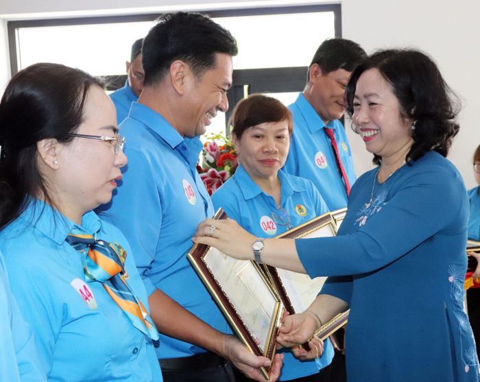  Phó Chủ tịch Thường trực Tổng Liên đoàn Lao động Việt Nam Thái Thu Xương trao bằng khen đến tập thể, cá nhân tiêu biểu trong chăm lo công nhân lao động 