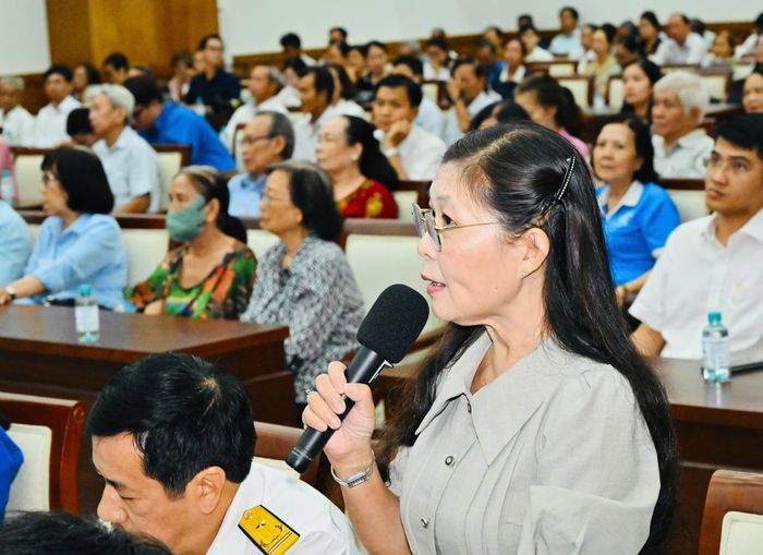  Cử tri Cao Kim Mỹ (phường Phú Nhuận) phát biểu. Ảnh: VIỆT DŨNG 