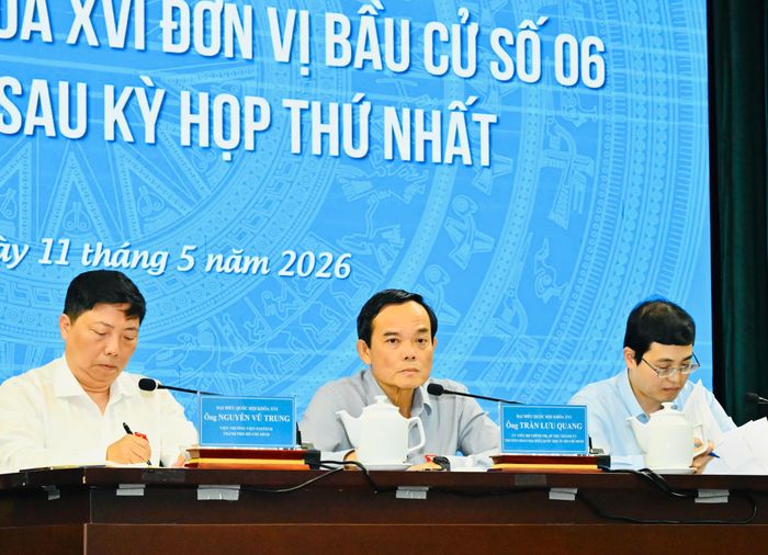  Bí thư Thành ủy TPHCM Trần Lưu Quang cùng các ĐBQH lắng nghe ý kiến cử tri. Ảnh: VIỆT DŨNG 