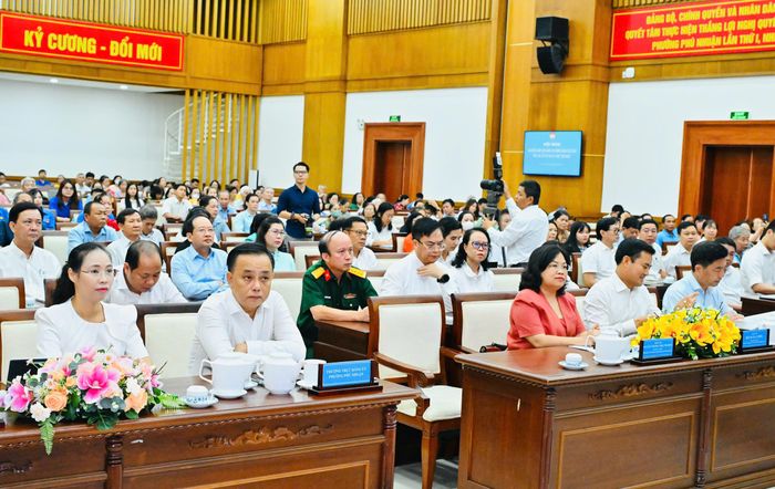  Lãnh đạo HĐND, UBND TPHCM và phường Phú Nhuận cùng cử tri dự buổi tiếp xúc cử tri. Ảnh: VIỆT DŨNG 