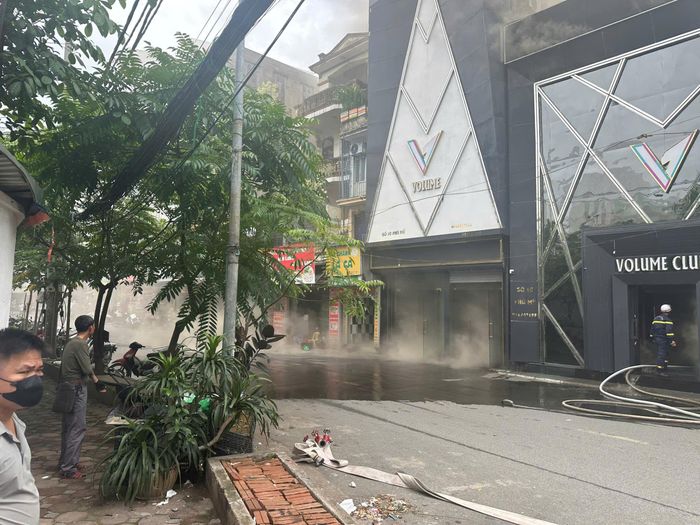  Khói tỏa ra xung quanh khu vực cháy. Ảnh: TIẾN CƯỜNG 
