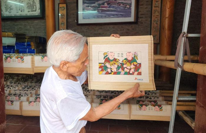 Tranh dân gian Đông Hồ được sử dụng trong nhiều sản phẩm in lịch, tranh tre... Ảnh: THU HÀ