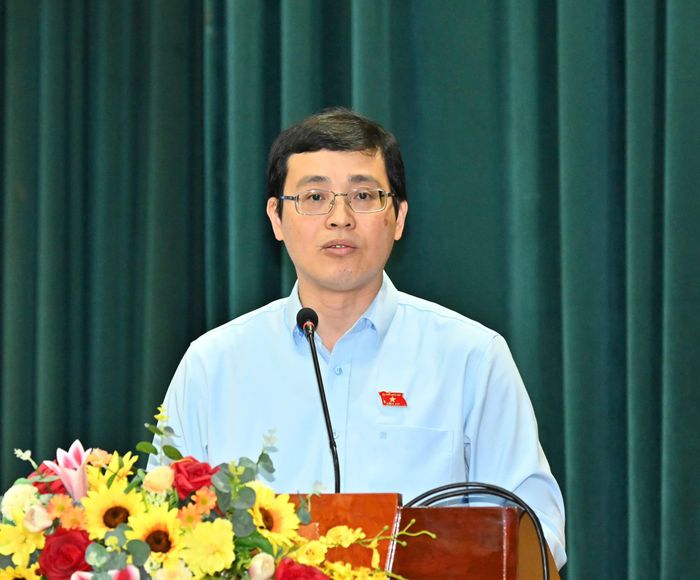  ĐBQH Đỗ Đức Hiển, Ủy viên chuyên trách Ủy ban Pháp luật và Tư pháp của Quốc hội trao đổi với cử tri. Ảnh: VIỆT DŨNG 
