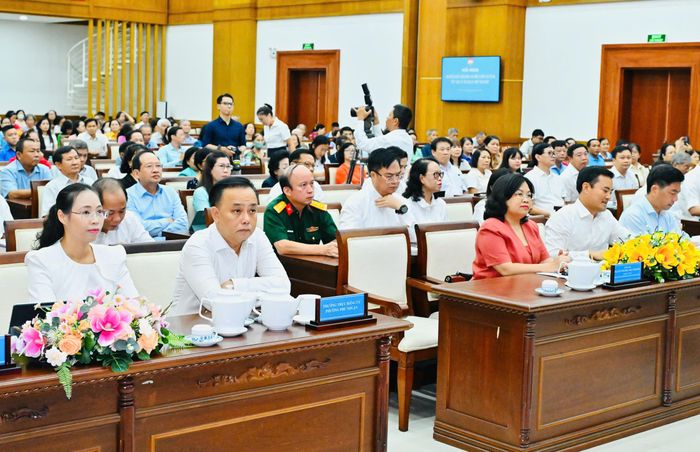  Đại biểu và cử tri dự buổi tiếp xúc tại điểm cầu phường Phú Nhuận. Ảnh: VIỆT DŨNG 