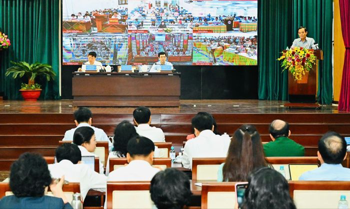  Hội nghị tiếp xúc cử tri diễn ra theo hình thức trực tiếp kết hợp trực tuyến. Ảnh: VIỆT DŨNG 