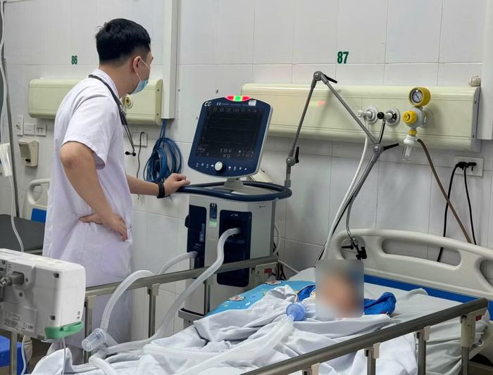 Trẻ phải thở máy tại bệnh viện - Ảnh BVCC