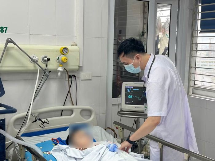 Bác sĩ thăm khám cho bệnh nhi - Ảnh BVCC