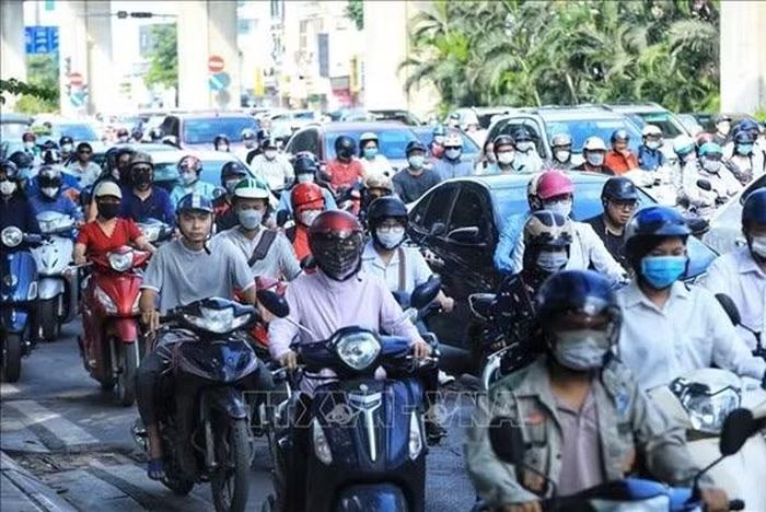 Hà Nội sẽ chưa cấm ngay xe máy cá nhân sử dụng nhiên liệu hóa thạch. Ảnh: TTXVN
