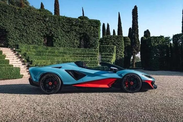 Mẫu xe này tiếp nối phiên bản mui kín Fenomeno ra mắt hồi tháng 8 năm 2025, nhưng Lamborghini sản xuất chỉ giới hạn ở 15 chiếc, bằng một nửa so với 30 chiếc Fenomeno coupe đã bán ra.
