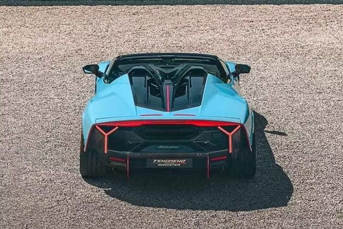 Tổng công suất của siêu xe hypercar Lamborghini Fenomeno Roadster đạt 1.065 mã lực (794 W / 1.080PS), vượt trội so với 1.001 mã lực (747kW / 1.015PS) của Revuelto . Hiệu năng gần như tương đương với Fenomeno coupe.