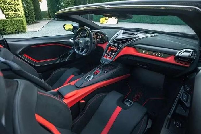 Theo Lamborghini, việc tinh chỉnh các "bề mặt chức năng phía trên" của xe và một bộ các yếu tố khí động học mới đã cho phép phiên bản Roadster đạt được lực ép không khí, độ ổn định, sự cân bằng và khả năng làm mát tương đương với phiên bản coupe. Hãng cũng khẳng định trọng lượng tăng thêm khi loại bỏ mui xe chỉ ở mức "vài kilogram".