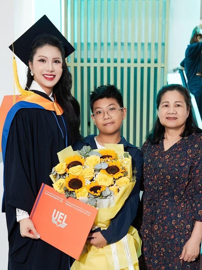 Loan Vương hạnh phúc bên mẹ và con trai. Ảnh: Phan Tiến Vũ – Tường Vy