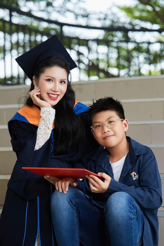 Loan Vương và con trai. Ảnh: Phan Tiến Vũ – Tường Vy