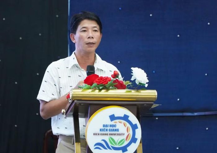 Ths Nguyễn Thanh Sang, Phó trưởng Khoa phụ trách Khoa Sư phạm và Xã hội Nhân văn, phát biểu tại buổi lễ.