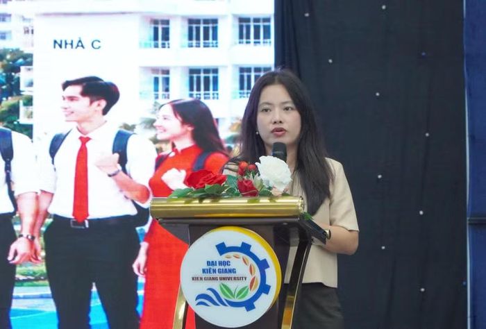 Ths Huỳnh Chi, Phó Trưởng Bộ môn Phụ trách Bộ Môn Tự nhiên Xã hội, dặn dò, tiếp sức các em sinh viên.