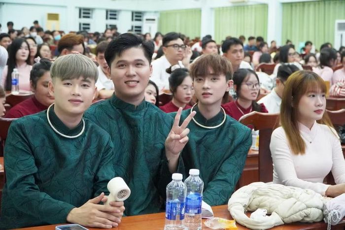Sinh viên phấn khởi tham dự Lễ ra quân Thực tập.