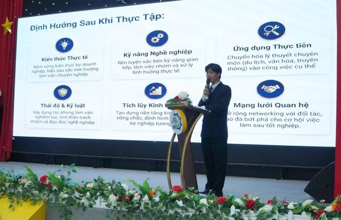 Em Trần Quốc Cường, đại diện sinh viên, trình bày tổng quan về đợt thực tập 2026.