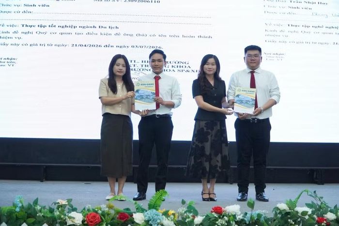 Ths Huỳnh Chi, Trưởng đoàn thực tập ngành Du lịch và Ths Lê Huỳnh Như, Trưởng đoàn thực tập ngành Tiếng Việt và Văn hóa Việt Nam, trao Giấy giới thiệu thực tập cho đại diện sinh viên 2 ngành.